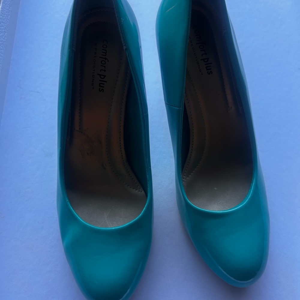 Comfort Plus by Predictions Women's Turquoise Heels.  Extremely soft insole